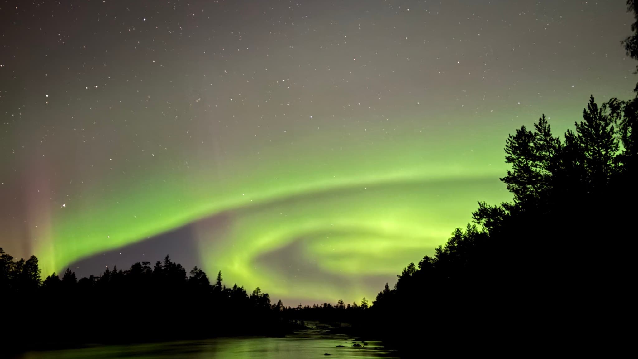 Northern lights photographed by backroad.stories in Moskosel