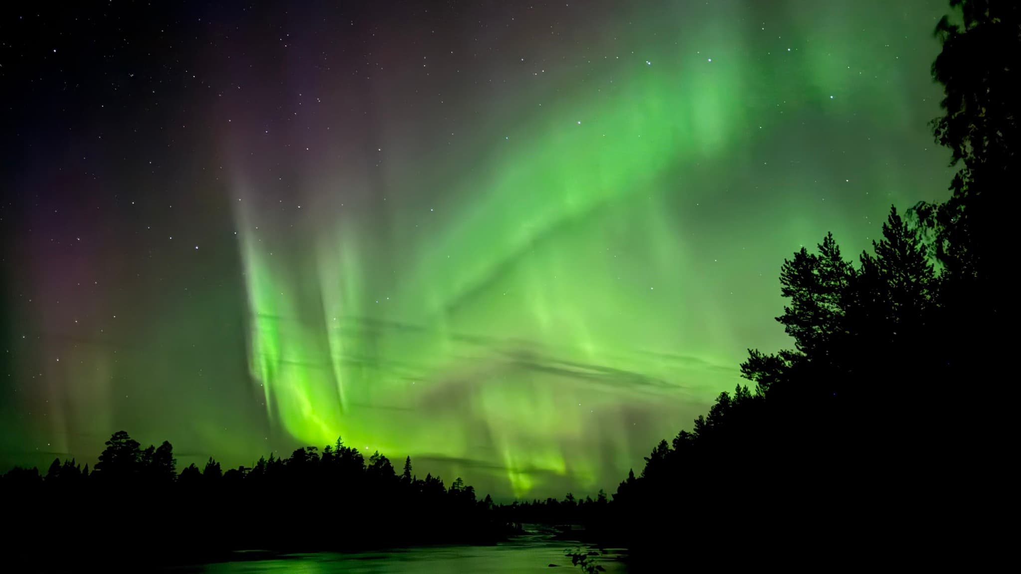 Northern lights photographed by backroad.stories in Moskosel